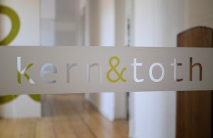 Kern & Toth PartG von Architekten mbB. Unsere neuen Büroräume im Schloss Seefeld.