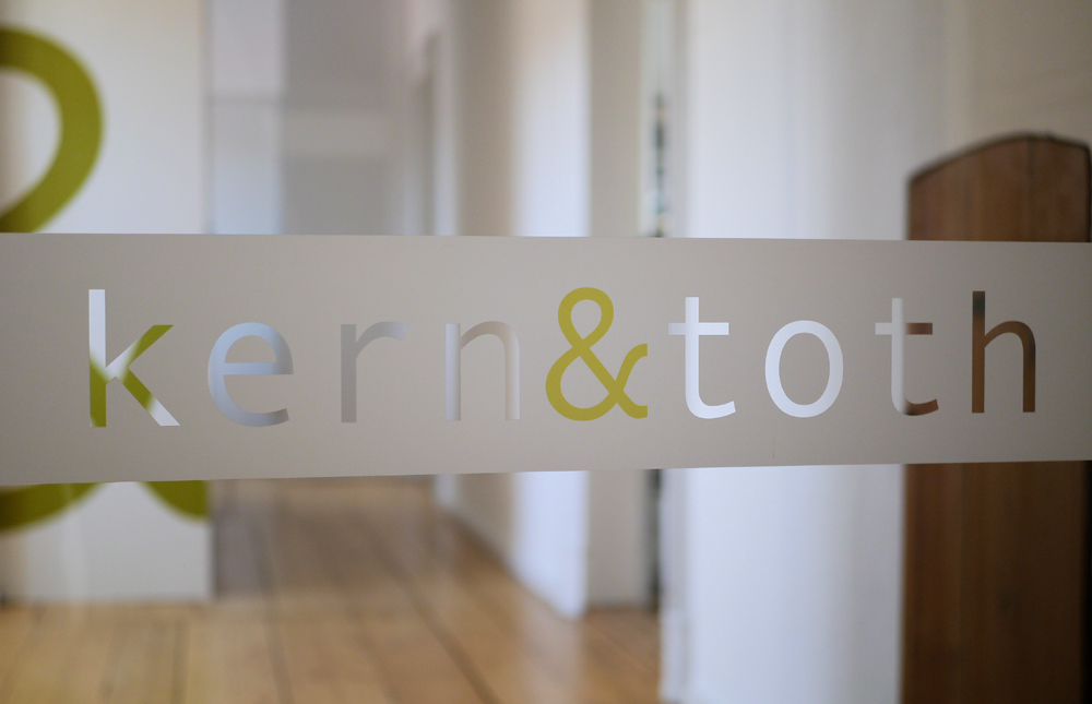 Kern & Toth Partnerschaftsgesellschaft von Architekten mbB. Herzlich Willkommen in unseren neuen Büroräumen im Schloss Seefeld.
