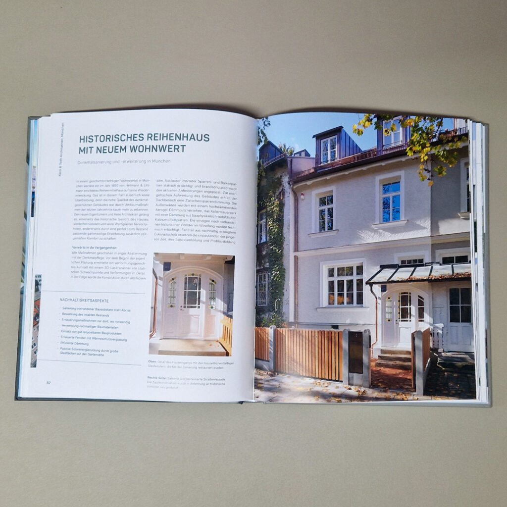 Ein Blick in die Seiten des renommierten Buchs 'Nachhaltige Häuser' mit unserem Projekt.